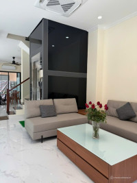 Cho thuê nhà xẻ khe hoàn thiện 5 tầng full nội thất cao cấp tại Vin2