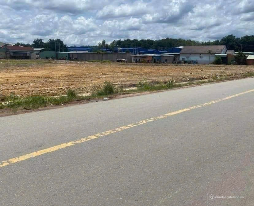 KẸT TIỀN BÁN GẤP 2800M2 ĐẤT MT 1M NGAY KCN , CHỢ DÂN ĐÔNG XÂY TRỌ 180TR/NỀN