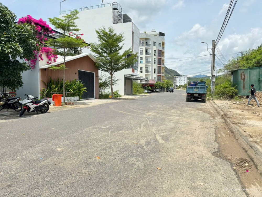 BÁN ĐẤT BIỆT THỰ 2 MẶT TIỀN TRIỆU QUANG PHỤC, VĨNH HÒA, NHA TRANG, GIÁ 15,5 TỶ