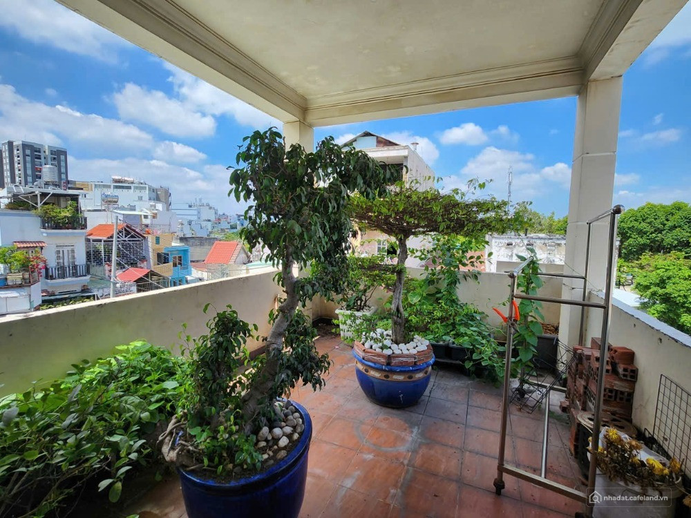 Bán nhà 1 trệt 2 lầu sân thượng DT 4.5x17m 5 phòng trọ giá 10.8 tỷ