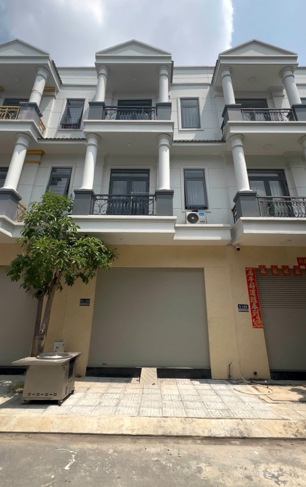 Bán nhà sổ riêng 3 tầng ngay DT747 Tân Hiệp Tân Uyên Bình Dương