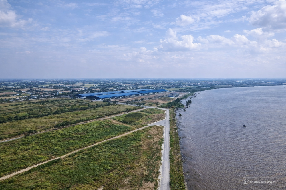 Chuyển nhượng 2 lô đất mặt tiền sông Vàm Cỏ trong KCN tại Long An