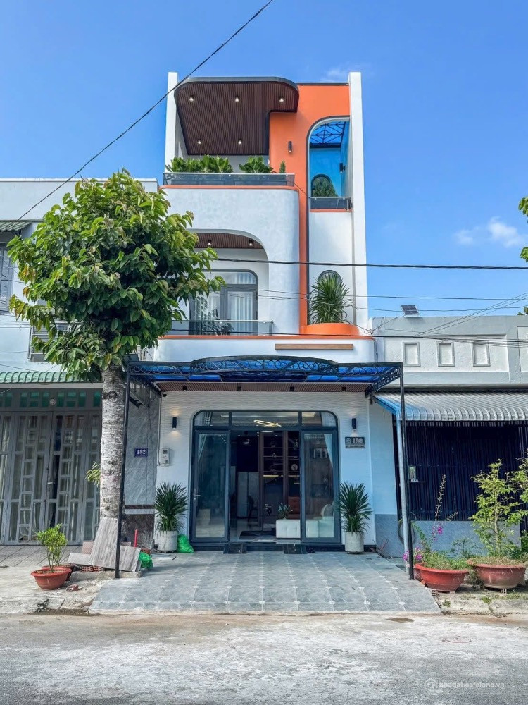 Bán nhà 1 trệt 2 lầu đường D4 kdc hồng loan gần cầu trần hoàng na