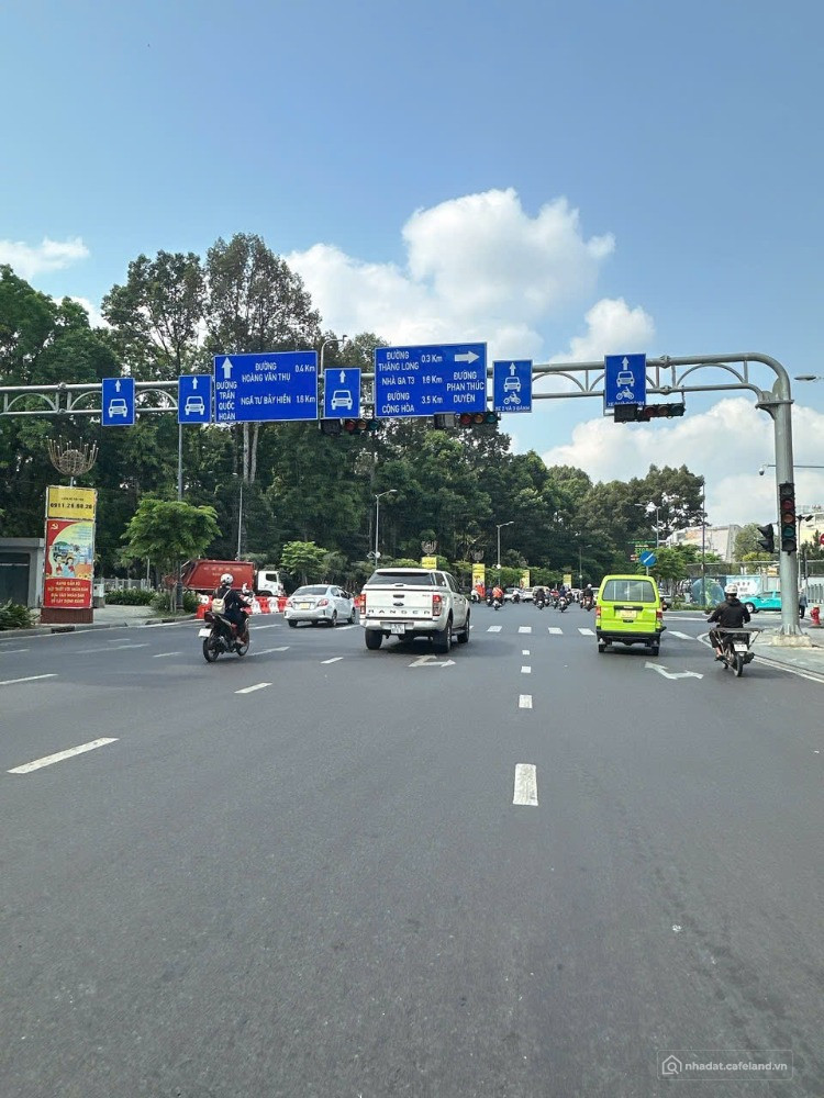 CC gửi bán nhà MT ngay CV Hoàng Văn Thụ ngang 11m 5 lầu 163m2 kế sân bay 28 tỷ