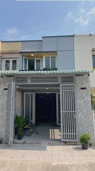 Gia đình cần bán - Nhà sổ hồng riêng hoàn công, tiện ích xung quanh đầy đủ