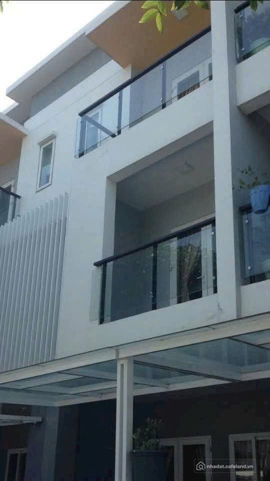 Bán nhà Mega Village trục chính 20m, đối diện hồ bơi, giá giảm sâu