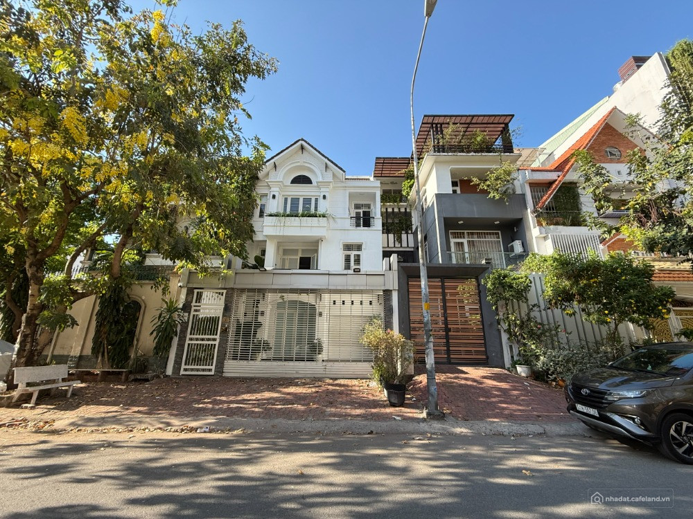 Bán BT chính chủ giá rẻ tại Khu đô thị Nam Long, Quân 7 Dt 8x24m giá 28 tỷ