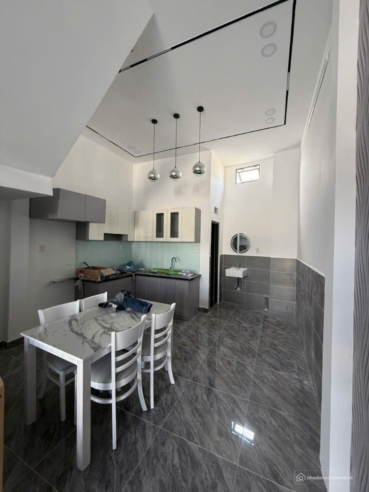 Kẹt tiền bán gấp nhà lầu mới xây, ngay trung tâm Đức Hòa, giá 2 tỷ 2, sổ riêng