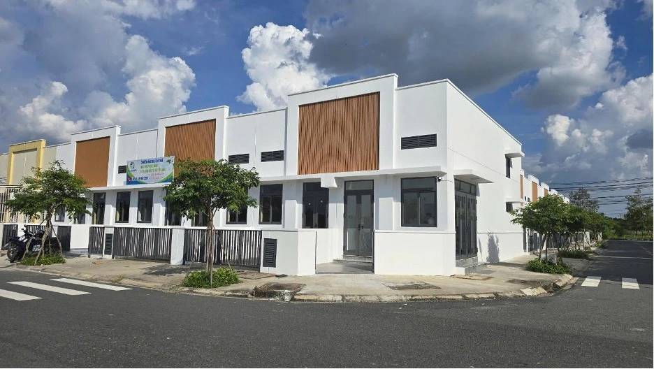 Nhà phố liền kề KCN Phước Đông 49m2, 4PN, giá 2,1 tỷ