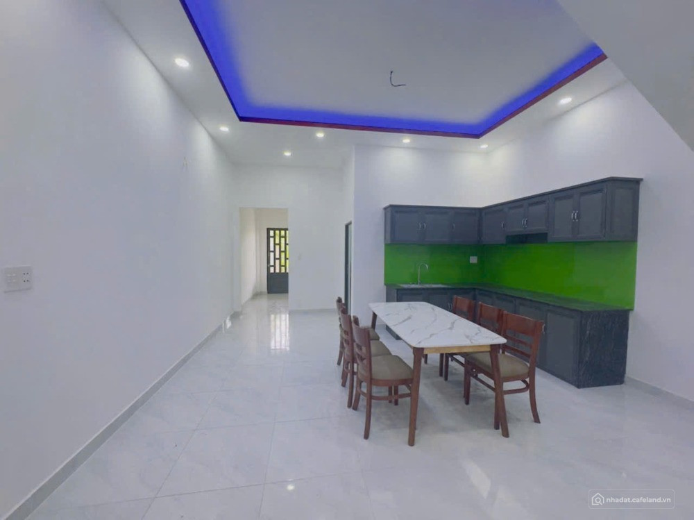 Cần tiền bán gấp nhà 1 lầu, cách cầu lớn Hôc Môn tầm 800m, giá 2 tỷ 4, sổ riêng