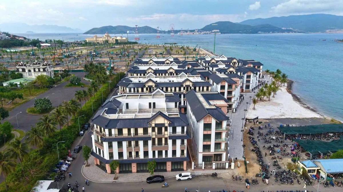 BÁN NHÀ PHỐ THƯƠNG MẠI 2 MẶT TIỀN GẦN BIỂN VINHOMES PEARL BAY NHA TRANG