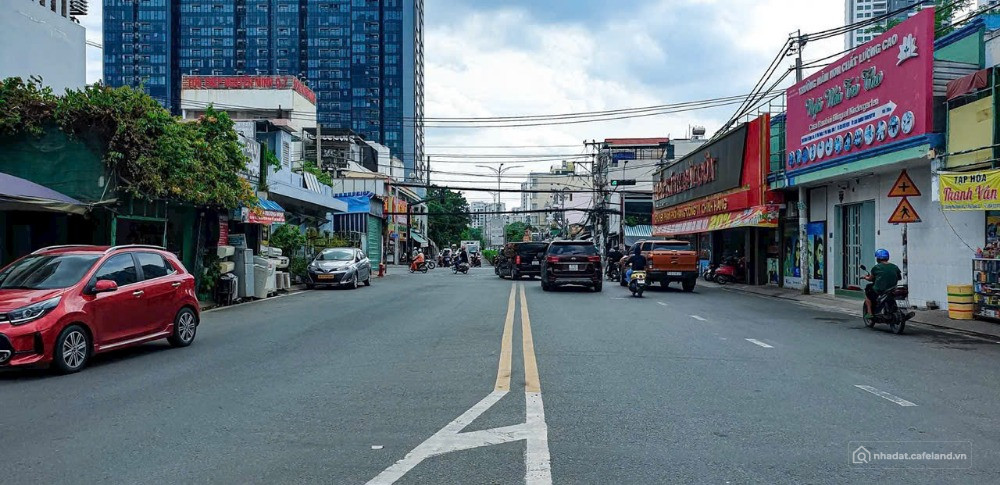 Bán nhà MT đường Phú Thuận , Q7. dt 18x10m 1 lầu . hiện tại xây 4 căn , vị trí v