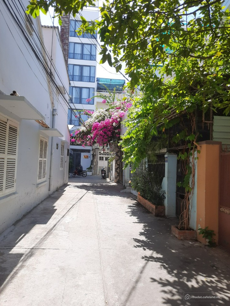 Bán nhà 2 tầng hẻm Biệt Thự Nha Trang, sở hữu hẻm khu phố Tây Nha Trang