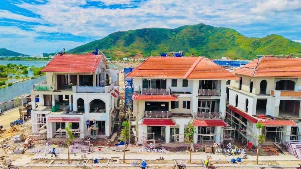 Nhà phố 3 tầng Sun Group  Nha Trang hoàn thiện mặt tiền đẹp, ngang 7.5m.