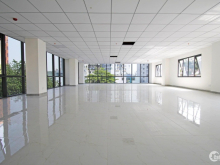 Cực hiếm. Sàn văn phòng 300m2 mặt phố Nguyễn Xiển. Chỗ để xe thoải mái.