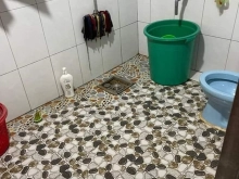 án đất trên đất có căn nhà cấp 4 Dân cư đông đúc thân thiện. Điện nước đầy đủ.