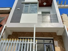 BÁN NHÀ 1 TRỆT 2 LẦU ĐANG TRONG QUÁ TRÌNH HOÀN THIỆN TẠI P4