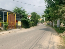 Gần chợ lệ trạch, Đường lớn có lề cống và đèn đường