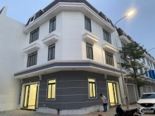 Nhà 1 trệt 2 lầu mặt tiền DT747 chợ Hội Nghĩa giá 2.9 tỷ SHR