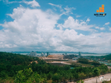 Biệt thự Hạ Long nằm trên Đồi thủy sản , lưng tựa núi , mặt hướng Biển