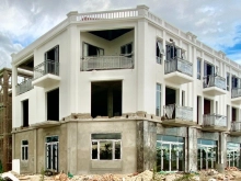 Nhà phố đối lưng dãy shophouse  ngay đường chính vào dự án