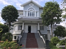 Bán biệt thư có Ví trí nhà nằm trên đồi, view gần hết Tp. Đà Lạt, nằm giữa 2 rừn