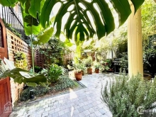 Căn nhà bán ven hồ Tây đúng nghĩa tuyệt đẹp sân vườn và hiện đại chưa từng có