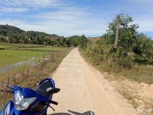 Chủ nhà kẹt tiền cần bán lô đất mặt tiền đường bê tông dien tích