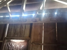 Có hai căn nhà nhỏ gần khu công nghiệp dầu giây