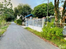 Cần bán nhà vườn an viễn 1000m2 trên đất có nhà, bên hông có vườn.