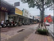 Bán nhà địa điểm kinh doanh đẹp mặt đường Trần Phú, Cẩm Thành.
