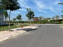 cần bán gấp lô đất mặt tiền đường