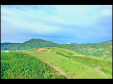 Thế Đất Là một " Thảo nguyên"  đầy cỏ xanh mướt trên đỉnh đồi cao, triền nhẹ