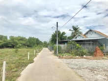 Diện tích đất thổ cư: 120 m2, mặt tiền 8m. Ngoài ra, có khoảng hơn 40 m2 đất