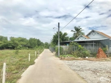 Diện tích đất thổ cư: 120 m2, mặt tiền 8m. Ngoài ra, có khoảng hơn 40 m2 đất