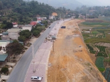 Diên tích : 125m, mặt tiền 5m, sâu: 25m, vỉa hè: 10m.Khai thác cho thuê luôn