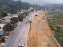 Diên tích : 125m, mặt tiền 5m, sâu: 25m, vỉa hè: 10m.Khai thác cho thuê luôn