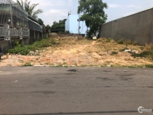 Đất nằm trong khu dân cư đông đúc, hàng xóm thân thiện, đường rộng 6m, thông tứ