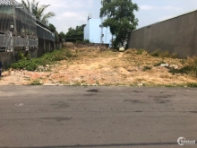 Đất nằm trong khu dân cư đông đúc, hàng xóm thân thiện, đường rộng 6m, thông tứ