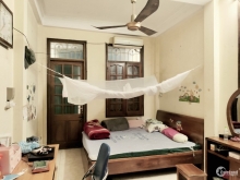 Chính chủ cho thuê nhà 4 tầng, số 35 ngõ 418 đường đê La Thành, bên cạnh Trường