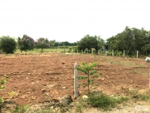 Kẹt tiền bán gấp lô đất 3 mặt tiền đường, có rào sẵn và 80m2 thổ cư.