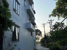 BÁN NHÀ LÔ GÓC GẦN CHỢ ĐÔNG MỸ  3 TẦNG 1 TUM, ĐƯỜNG RỘNG THÊNH THANG.