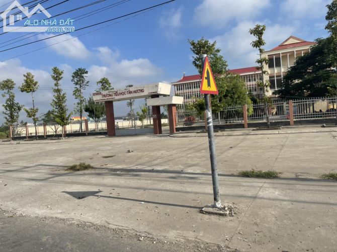 Đúng 1 lô đất full thổ cư sát cổng 2 KCN Tân Hương giá chỉ 2,6tr/m2 xây trọ cho thuê được  